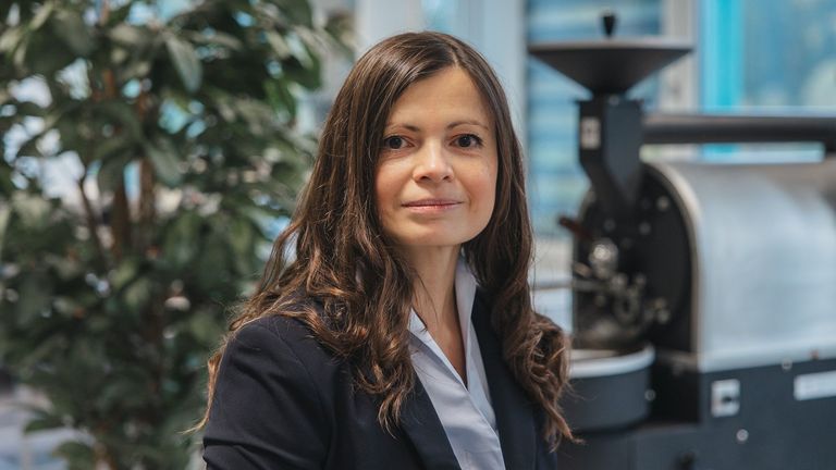Portraitbild vor dem Kaffeeröster von Christina Heidt, Professorin in der Fachrichtung Lebensmitteltechnik
