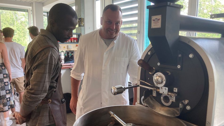 Mitarbeiter der Hochschule Trier und Mondo del Caffè rösten Kaffeebohnen