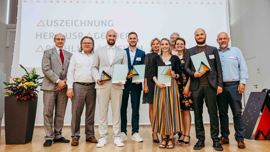 Die Preisträgerinnen und Preisträger vom Umwelt-Campus Birkenfeld mit den betreuenden Professorinnen und Professoren.