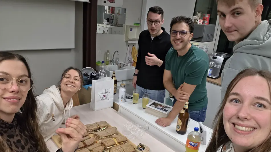 Studierende der Fachrichtung Lebensmitteltechnik besprechen ihr Projekt über die Klappschmier des Studierendenwerks Trier