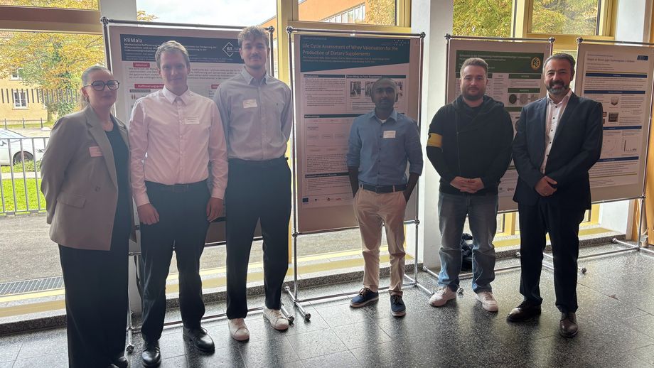Studierende und Doktoranden der Lebensmitteltechnik der Hochshcule Trier und Professor Arash Sadeghi Mehr stehen auf dem GDL-Kongress in Dresden vor ihren Postern