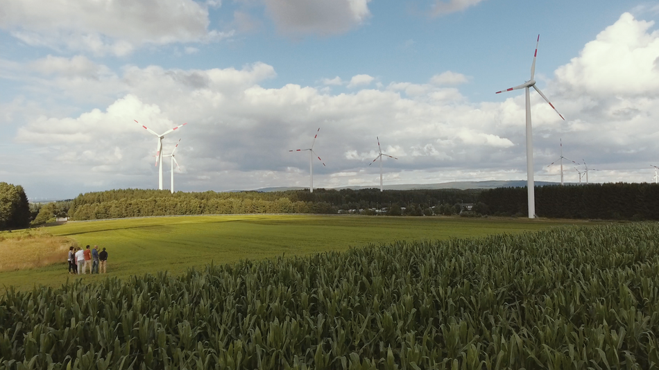 Studierende der Energietechnik auf einer Exkursion zu Windkraftanlagen.