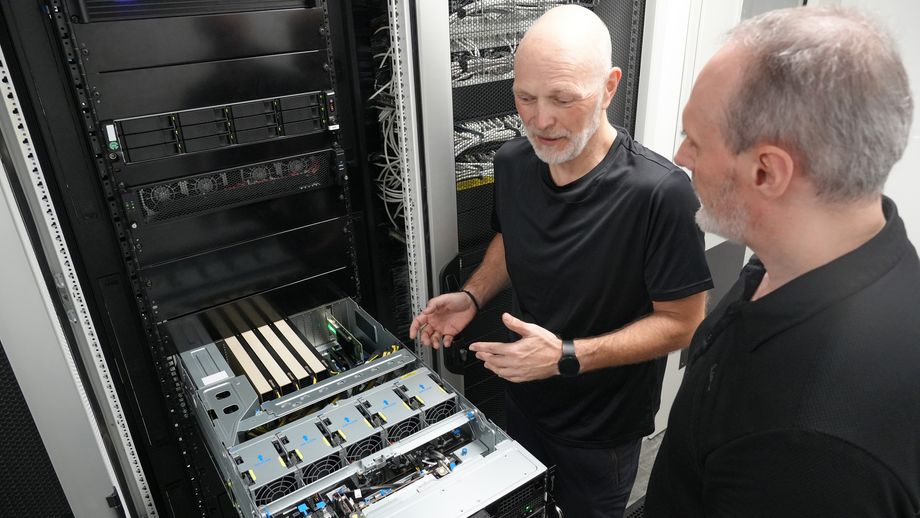 Ralf Becker (Rechenzentrum Hochschule Trier) und Prof. Dr. Georg Rock (Fachbereich Informatik, Hochschule Trier) diskutieren neben der KI Infrastruktur der Hochschule Trier