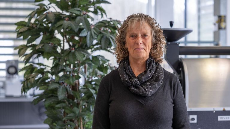 Portraitbild vor dem Kaffeeröster von Ute Engel, Mitarbeiterin in der Fachrichtung Lebensmitteltechnik