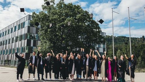 Abschlussfeier Hochschule Trier Lebensmitteltechnik Absolventen werfen Hüte 