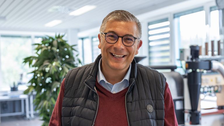 Portraitbild vor dem Kaffeeröster von Enrico Careglio, Professor in der Fachrichtung Lebensmitteltechnik