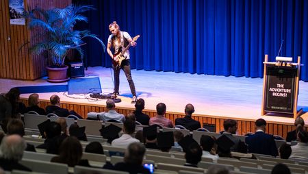 Musikalische Einlage André Mertens mit Gitarre