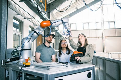 Studierende mit Roboter