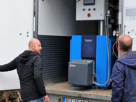 Professor Neumeister erklärt die Funktionsweise eines Heizcontainers in Mayschoß, der in ein Wärmenetz einspeist wurde
