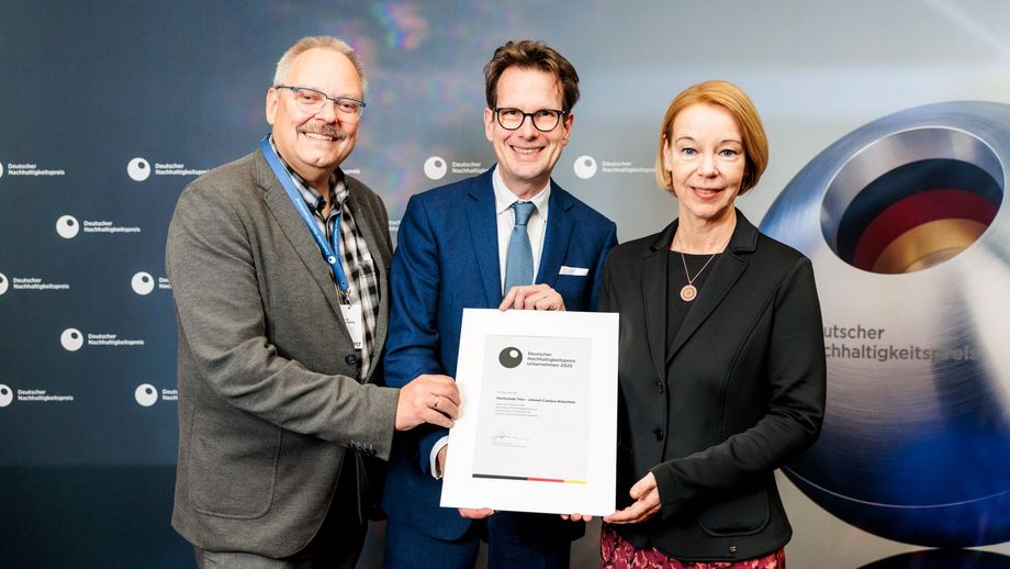Dr. Otto Schulz (mitte), Mitglied des Vorstands des Stiftungsvereins des DNP, übergibt die Urkunde an die Präsidentin der Hochschule Trier Prof. Dr. Dorit Schumann und an den Dekan des Fachbereichs Umweltwirtschaft/Umweltrecht Prof. Dr. Klaus Helling 