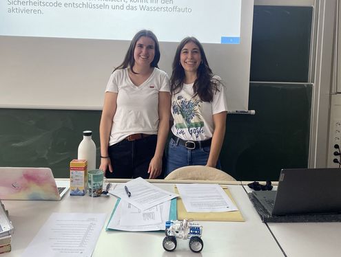 Masterstudentinnen Lea Weller und Marie Wientjes waren mit spannenden Unterrichtseinheiten für das S.U.N.-Projekt im Einsatz (Foto: Katrin Brücker)