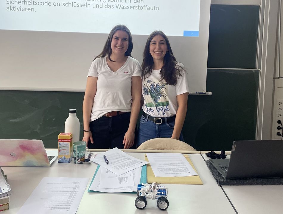 Masterstudentinnen Lea Weller und Marie Wientjes waren mit spannenden Unterrichtseinheiten für das S.U.N.-Projekt im Einsatz (Foto: Katrin Brücker)