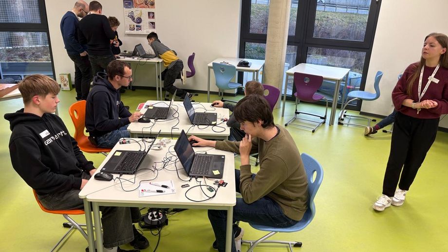 teilnehmende Jugendliche beim Programmieren zweier funktionsfähiger Hochwasserpegel | Foto: Manfred Wientgen 