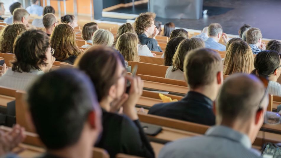 Zuhörerinnen und Zuhörer im Audimax