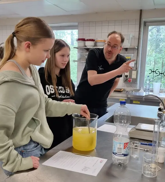 Schülerinnen experimentieren im Labor