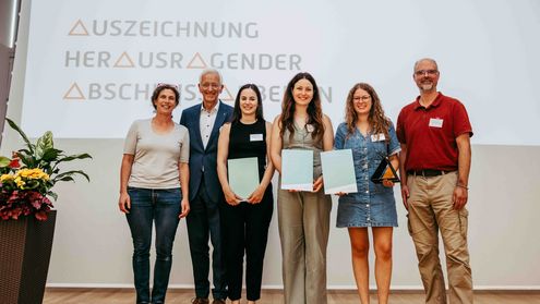 Preisträger und Dozenten der Lebensmitteltechnik bei der Verleihung herausragender Abschlussarbeiten an der Hochschule Trier 