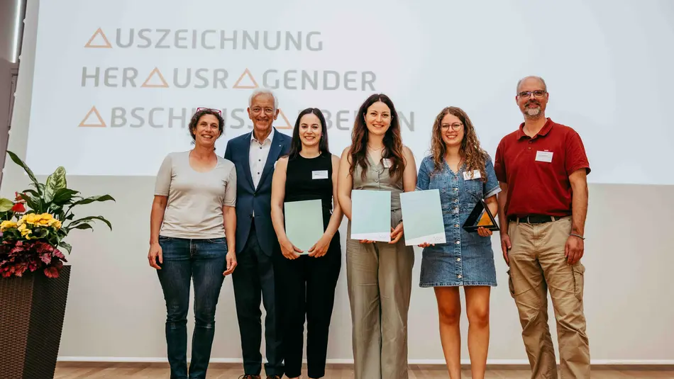 Preisträger und Dozenten der Lebensmitteltechnik bei der Verleihung herausragender Abschlussarbeiten an der Hochschule Trier