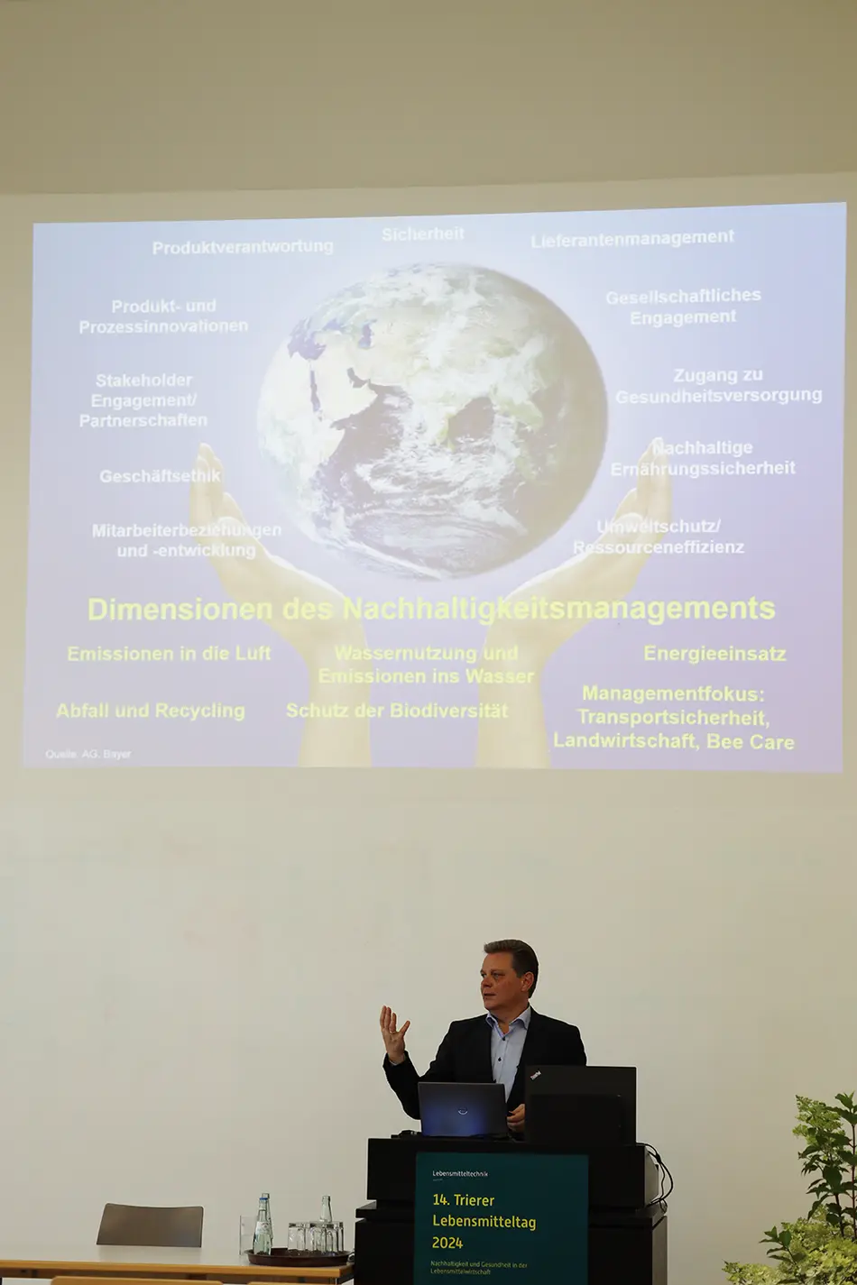 Professor Swoboda von der Universität Trier referiert am Trierer Lebensmitteltag an der Hochschule Trier