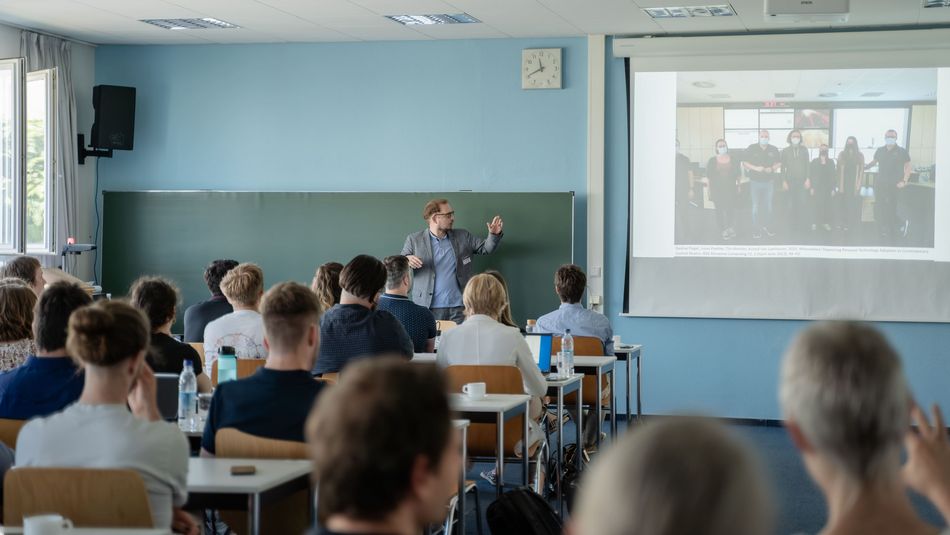 Vortragender im Seminarraum