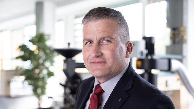 Portraitbild vor dem Kaffeeröster von Patrick Siegfried, Professor in der Fachrichtung Lebensmitteltechnik