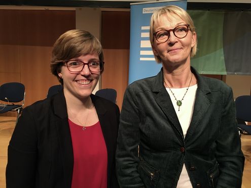 Dr. Eva Kern, Umwelt-Campus Birkenfeld, und Marina Köhn, Umweltbundesamt, während ihres Vortrags beim Chaos Computing Club in Leipzig im Dezember 2019 (Quelle: Deutschlandradio / Felix Konradi)