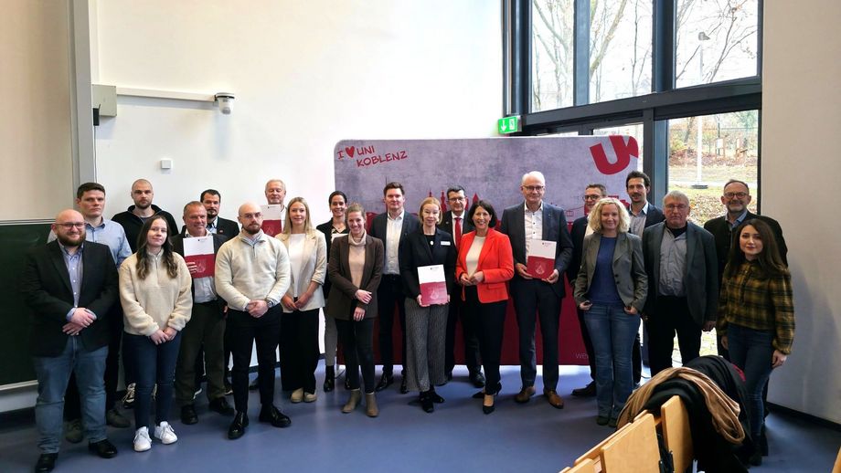Wirtschaftsministerin Daniela Schmitt (8. v. r.) mit den vier Forschungspartnern Universität Koblenz, Hochschule Koblenz, Hochschule Trier Umwelt-Campus Birkenfeld und dem Forschungsinstitut für Glas – Keramik in Höhr-Grenzhausen.