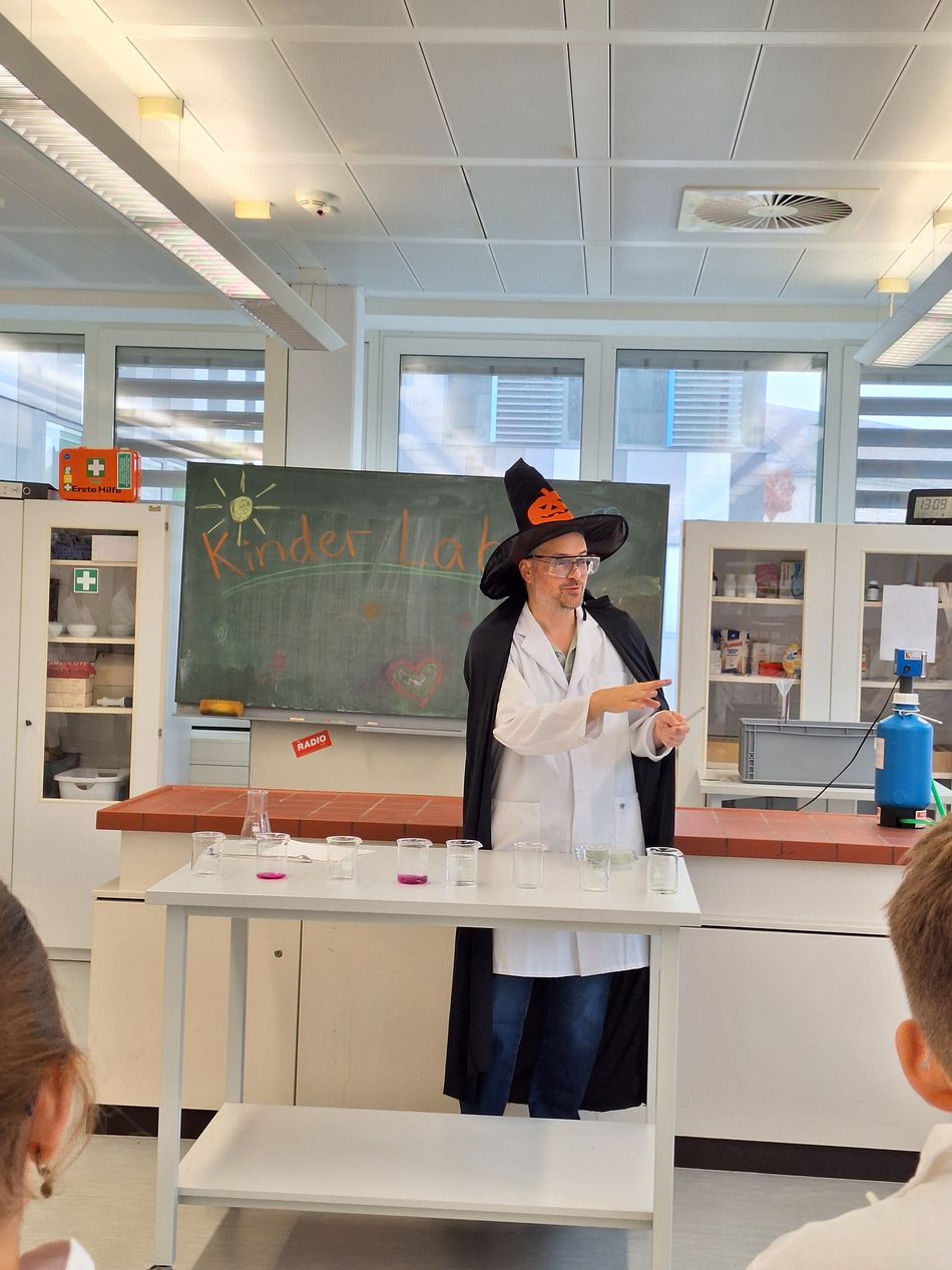 Zauberer Prof. Dr. Heiko Oertling beim Kinderlabor der Lebensmitteltechnik Hochschule Trier