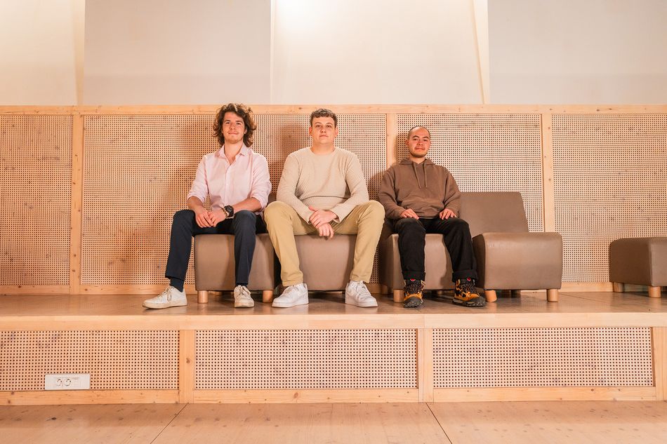 Gruppenfoto des deutsch-französischen Teams des Umwelt-Campus Birkenfeld und der ENSISA Mulhouse (von links nach rechts: Mercutio Plinguier, Leo Gehlen, Jean Novello; Foto: Anne Lienhart) 