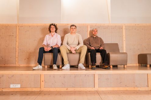 Gruppenfoto des deutsch-französischen Teams des Umwelt-Campus Birkenfeld und der ENSISA Mulhouse (von links nach rechts: Mercutio Plinguier, Leo Gehlen, Jean Novello; Foto: Anne Lienhart) 