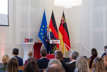 Ministerpräsident Alexander Schweizer im Rahmen der feierli-chen Preisverleihung „Zukunftsun-ternehmen 2024“ 