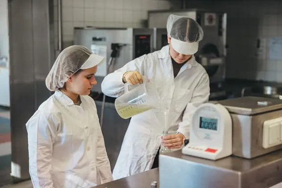 Schülerinnen beim Experimentieren im Labor