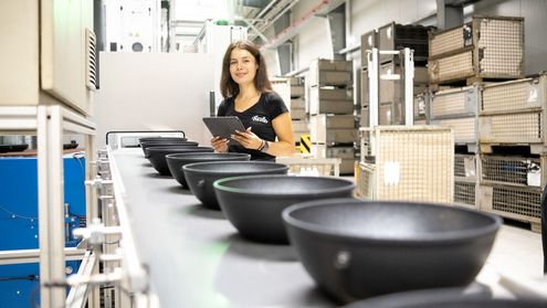 Studierende am Band bei der Kontrolle bei der Firma Fissler GmbH