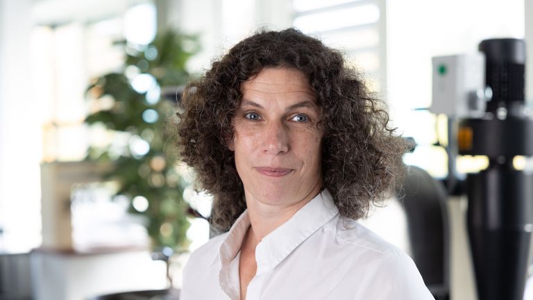 Portraitbild vor dem Kaffeeröster von Beatrix Konermann, Professorin in der Fachrichtung Lebensmitteltechnik