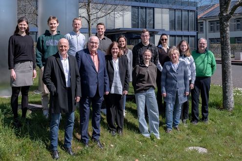 vordere Reihe von links: Stiftungsvertreter Herr Guido Reinhardt und Herr Dr. Hans-Gert Dhonau mit Stipendiat*innen und Vertreter*innen des Umwelt-Campus Birkenfeld (Foto: Jannik Scheer)