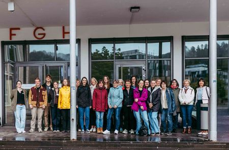 Ein Gruppenfoto mit allen Anwesenden bei der Netzwerkveranstaltung.