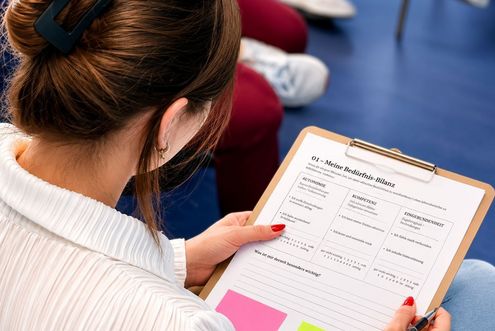Studentin mit Notitzblock