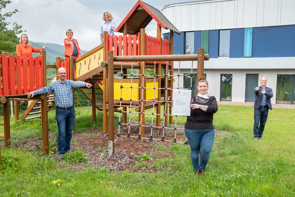 Die Hochschulleitung freut sich zusammen mit Beschäftigten des Gleichstellungsbüros über die erneute Auszeichnung 