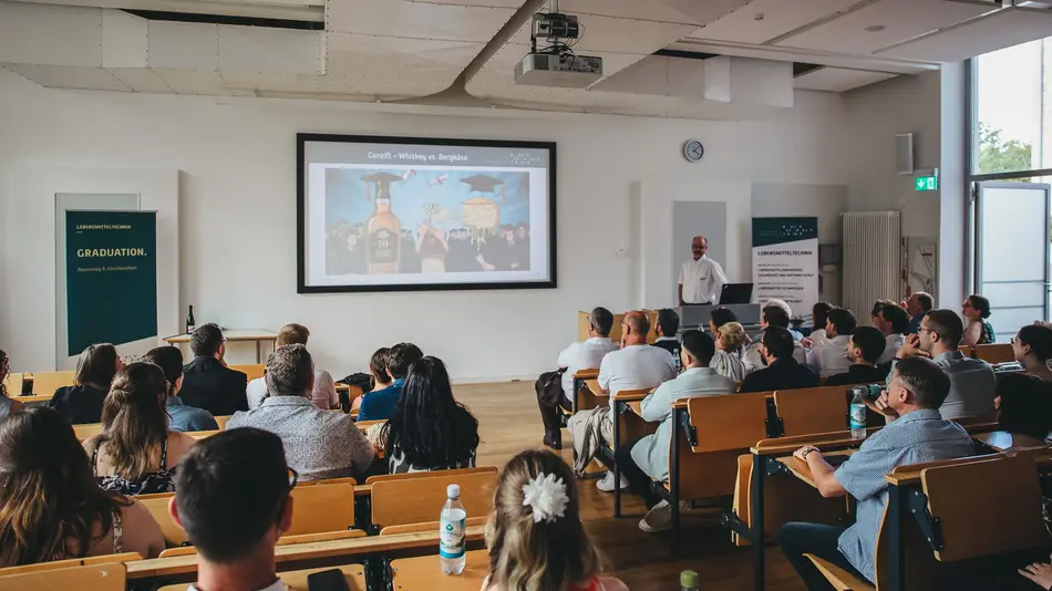 Prof. Dr. Marc Regier mit kreativer KI-Begrüßungsrede an der Abschlussfeier der Fachrichtung Lebensmitteltechnik der Hochschule Trier
