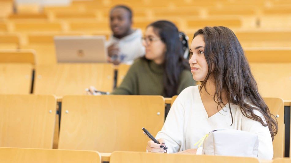 Master Studenten aus dem Studiengang General Management besuchen eine Vorlesung an der Hochschule.