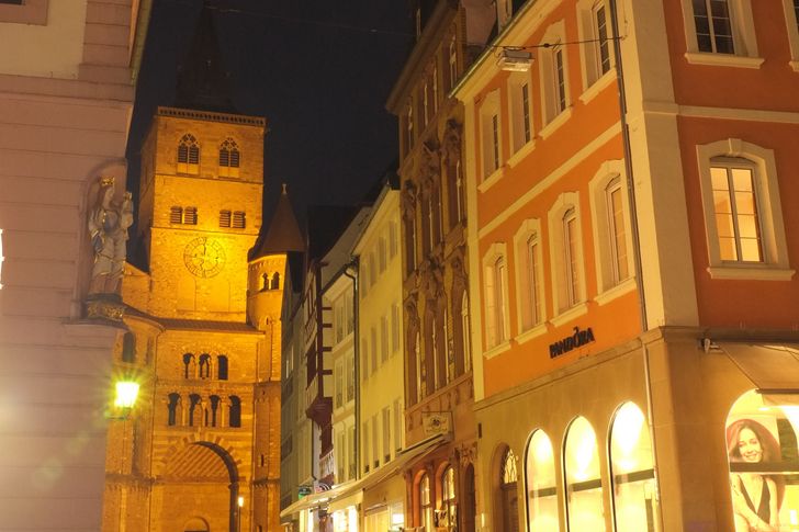 Dom Trier bei Nacht