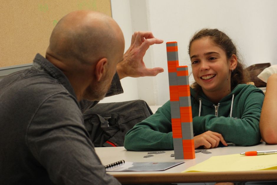 Photo Professor shows measuring ratio at a tower