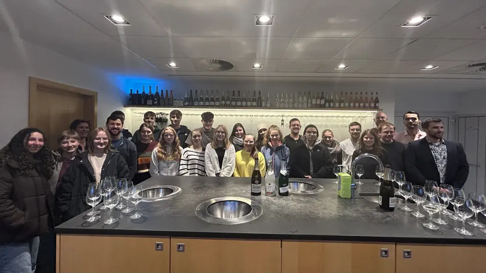 Studierende der Lebensmitteltechnik der Hochschule Trier im Probierraum der Sektkellerei Schloss Wachenheim