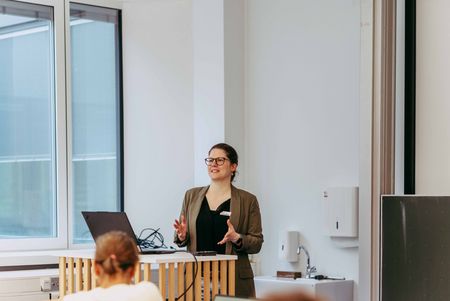 Susanne Grimbach hält einen Vortrag zum Studiengang Lebensmittelinnovation.