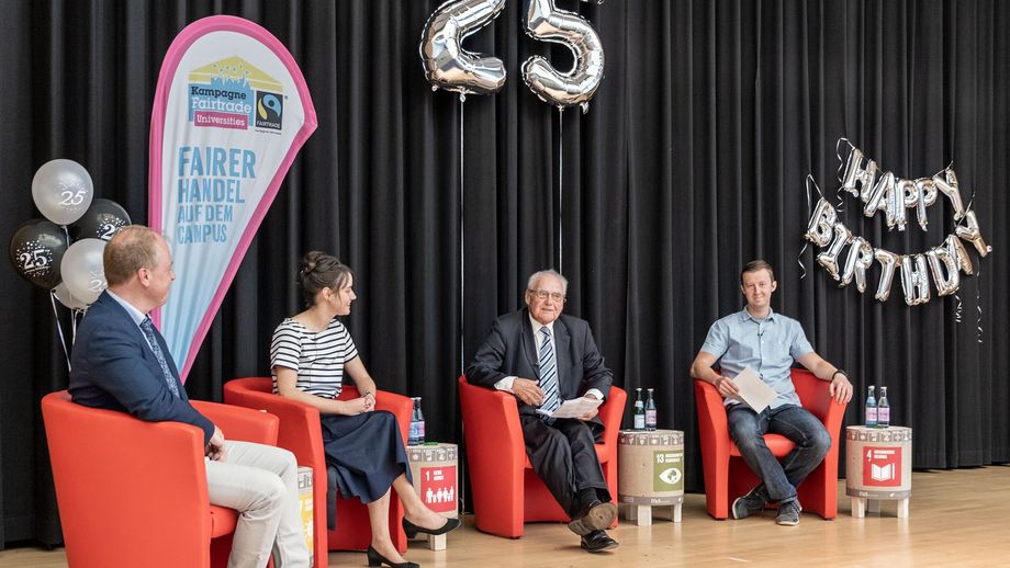Dr. Ernst Theilen (mitte) als Ehrengast im Rahmen der virtuellen Feier zum 25-jährigen Jubiläum des Umwelt-Campus im Juli 2021