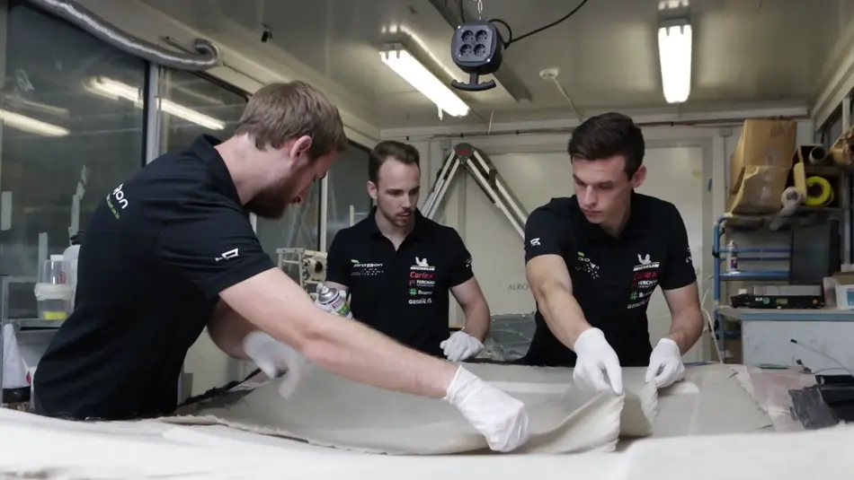 Fertigung des Dachmoduls für den proTRon EVOLUTION aus naturfaserverstärktem Kunststoff