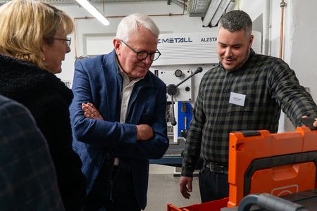 Sabine Plate-Betz (Vorstand NKS), Edmund Schermann (stellvertretender Vorstandsvorsitzender NKS) und Michael Land (Werkstattleiter Metall Campus Gestaltung) in der Metallwerkstatt