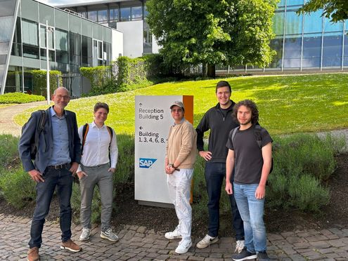 Teilnehmer an der Exkursion zur SAP AG unter Leitung von Prof. Dr. Rolf Krieger (l.), Studiengangsbeauftragter für die Umwelt- und Wirtschaftsinformatik am Umwelt-Campus Birkenfeld