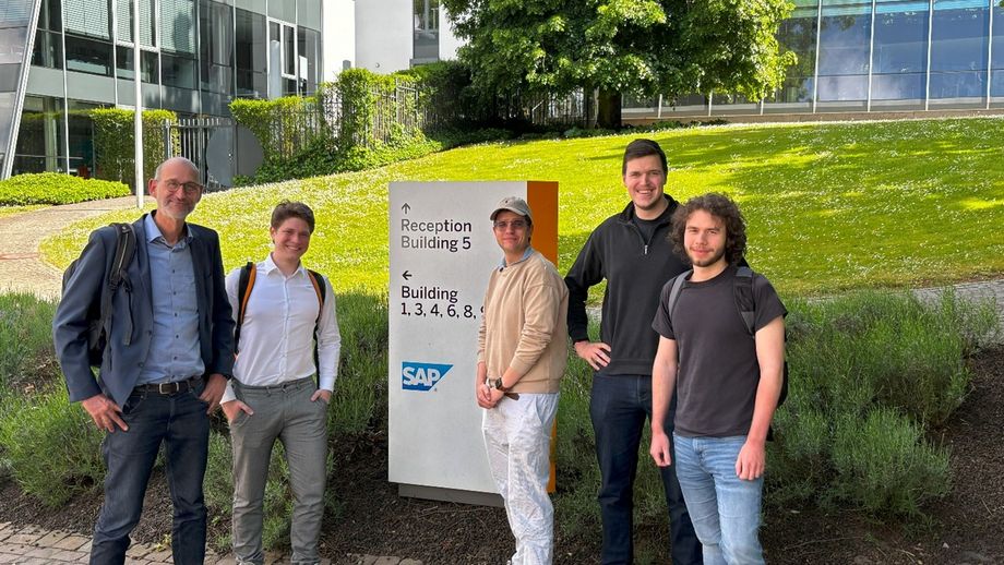 Teilnehmer an der Exkursion zur SAP AG unter Leitung von Prof. Dr. Rolf Krieger (l.), Studiengangsbeauftragter für die Umwelt- und Wirtschaftsinformatik am Umwelt-Campus Birkenfeld