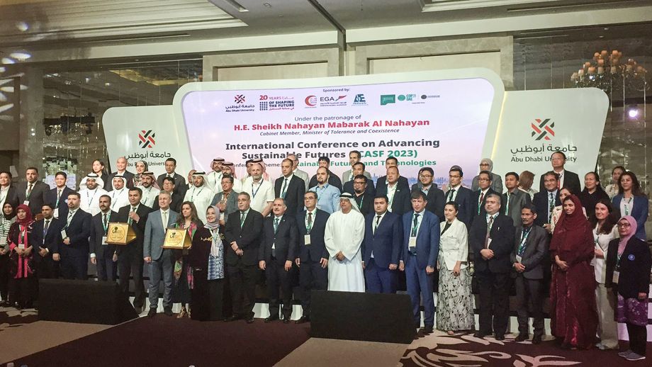 Gruppenfoto der Preisträger des GreenMetric Awards 2023 bei der Preisverleihung im Zuge der COP28 Weltklimakonferenz in Dubai